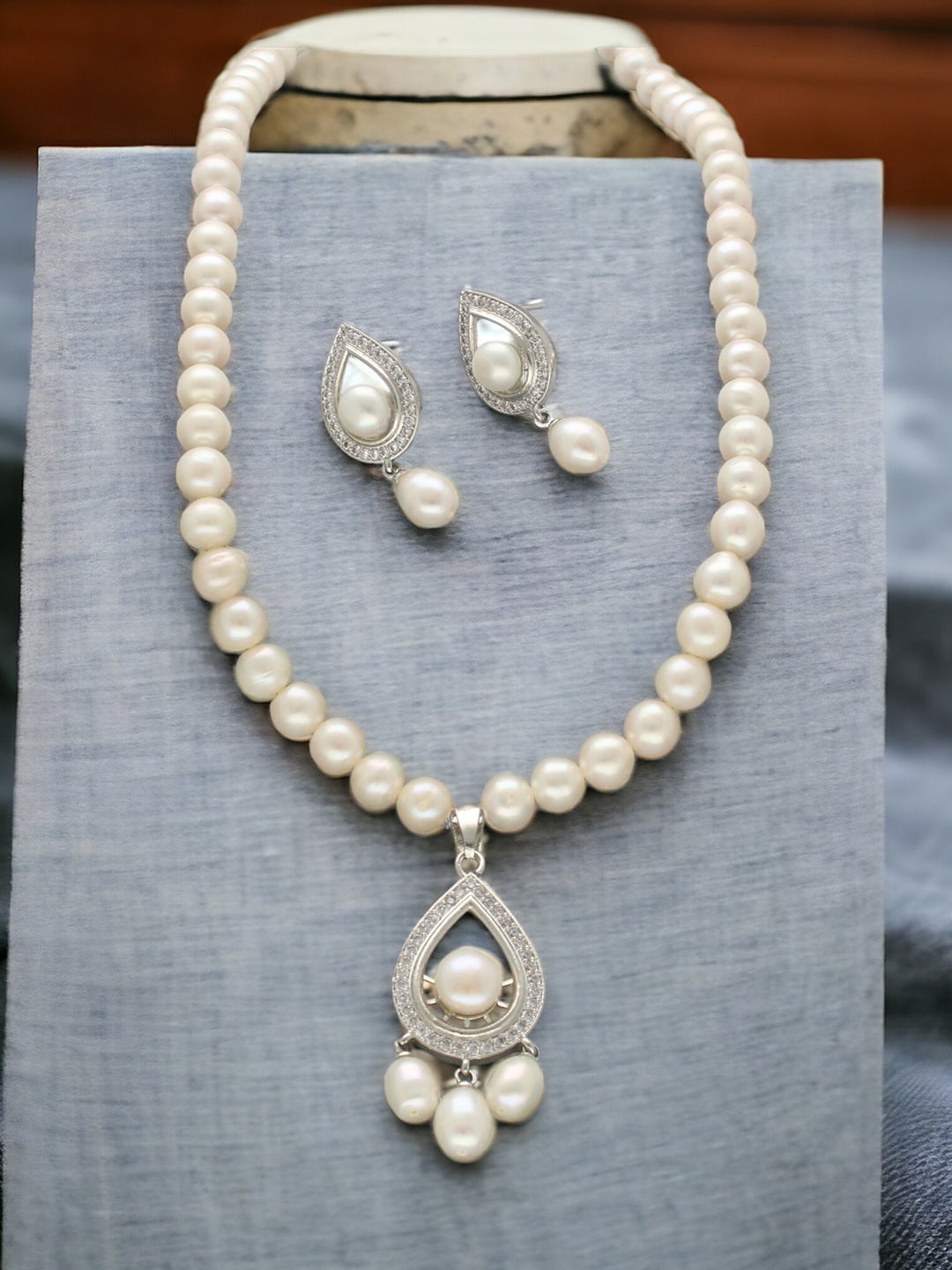 

Sri Jagdamba Pearls Dealer Gold-Plated Stone Studded & Pearls Beaded Jewellery Set