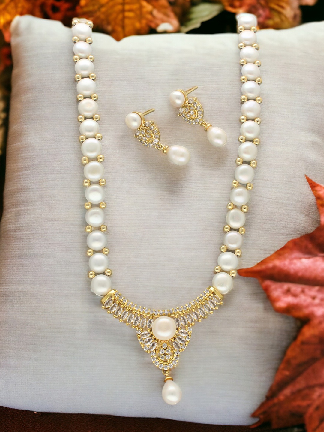 

Sri Jagdamba Pearls Dealer Gold-Plated Stone Studded & Pearls Beaded Jewellery Set