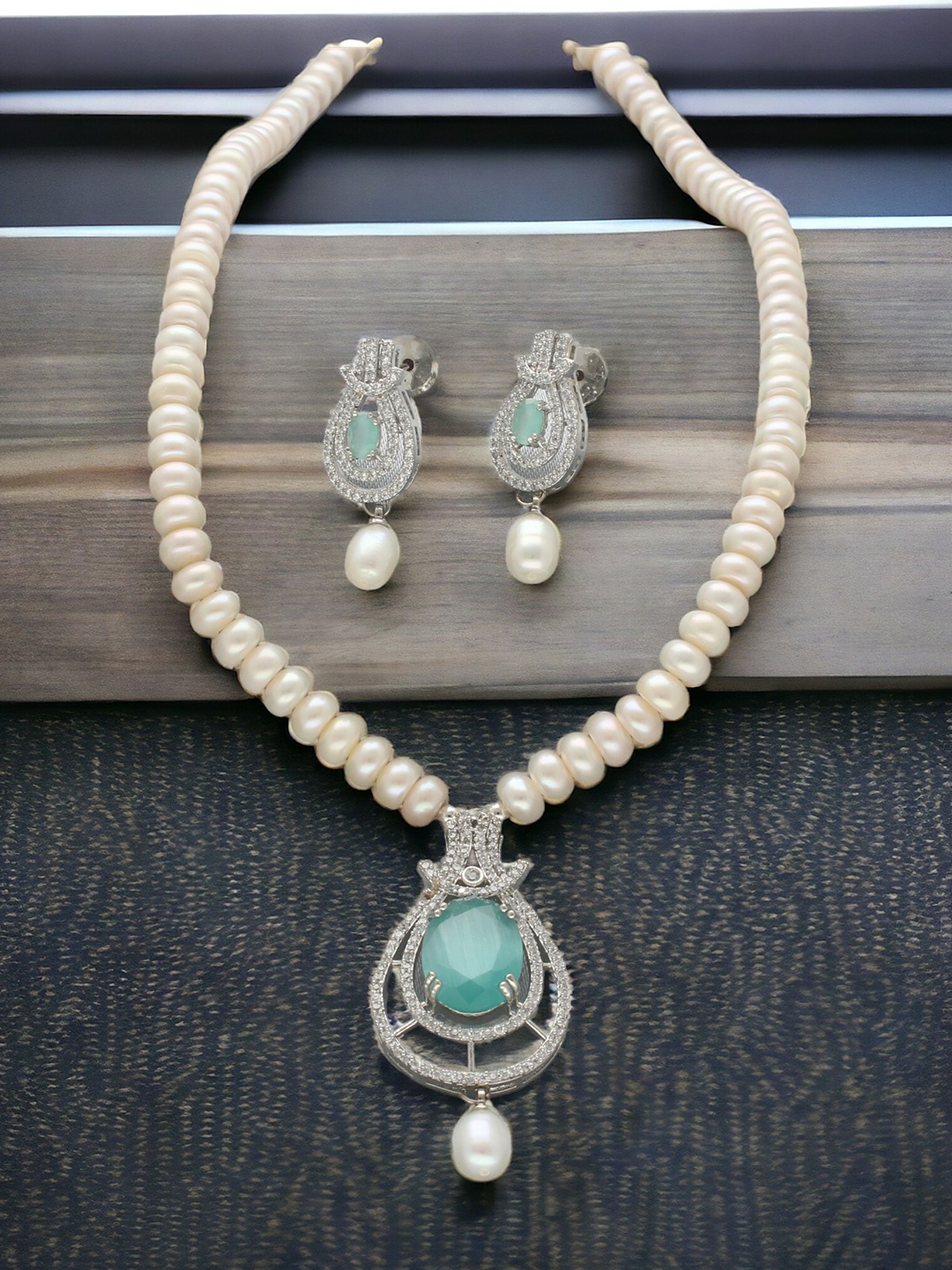 

Sri Jagdamba Pearls Dealer Gold-Plated Stone Studded & Pearls Beaded Jewellery Set