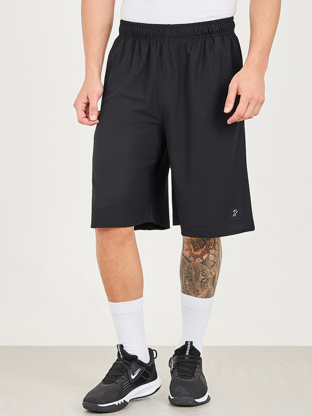 

Styli Oversized Training Shorts With Reflective Print, Black