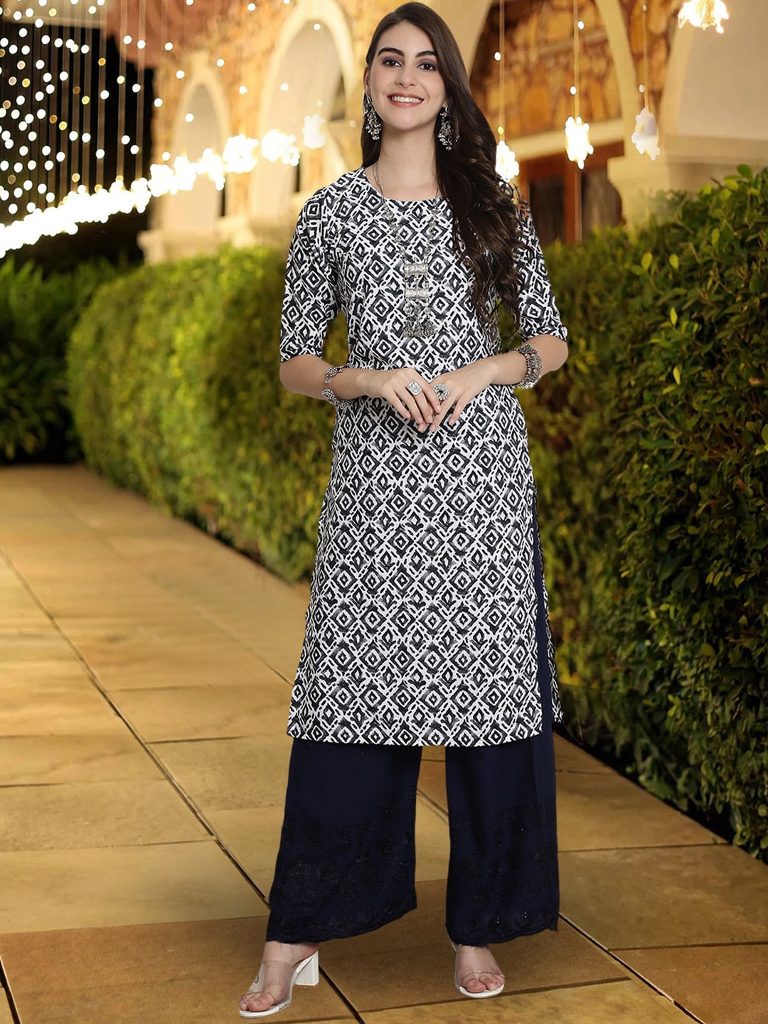 

7Threads Geometric Printed Straight Crepe Kurta, Black