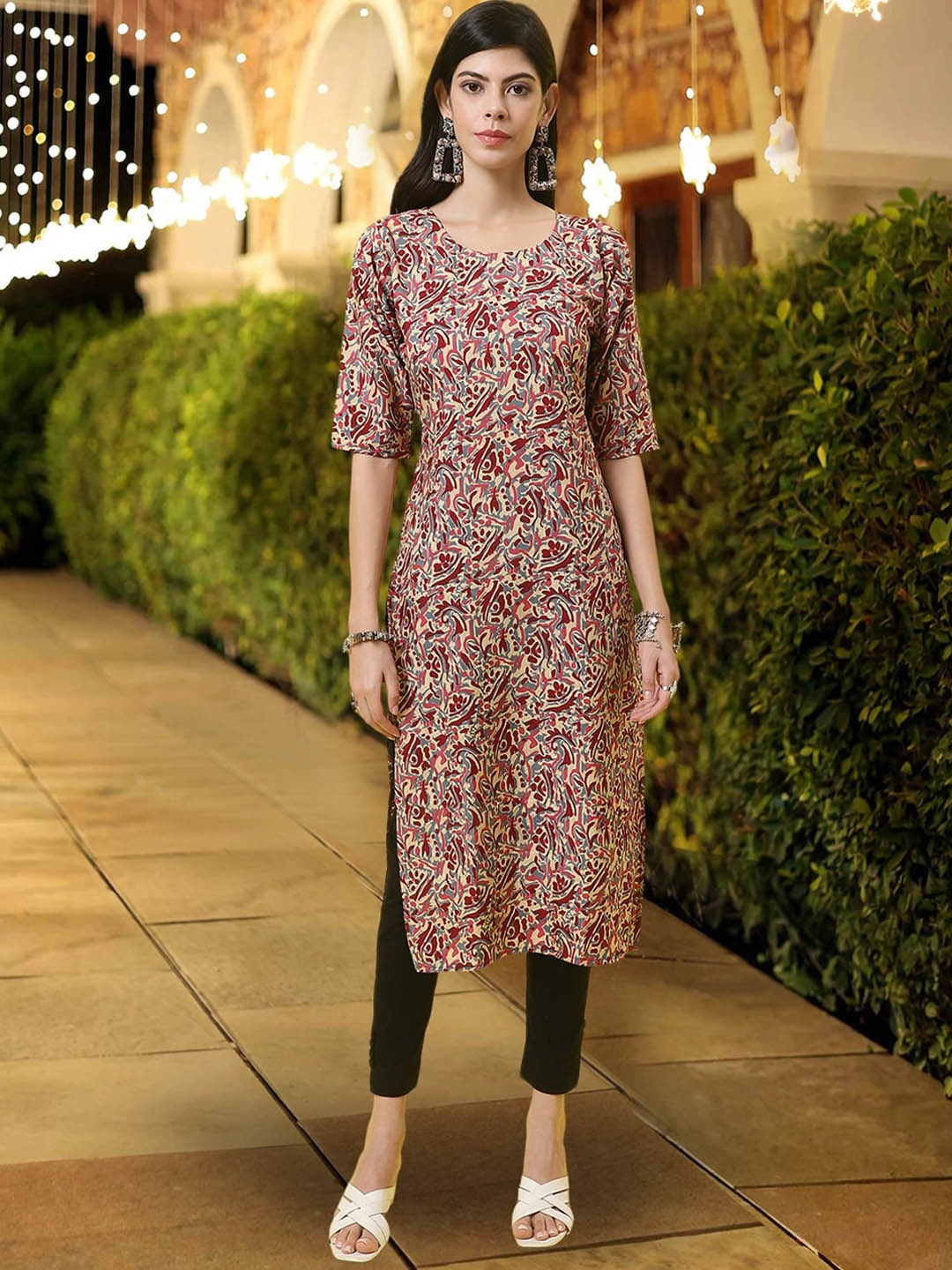 

7Threads Abstract Printed Round Neck Crepe Straight Kurta, Maroon