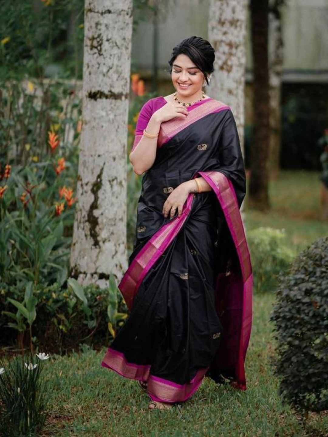 

bansari textiles Ethnic Motifs Woven Design Zari Pure Silk Kanjeevaram Saree, Black
