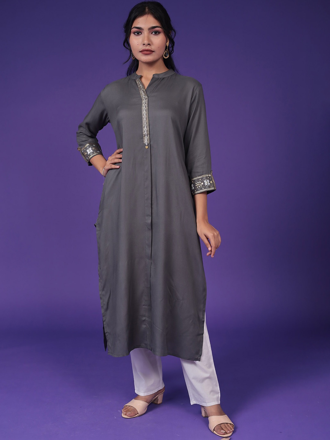 

ZARI Mandarin Collar Thread Work Straight Kurta, Grey