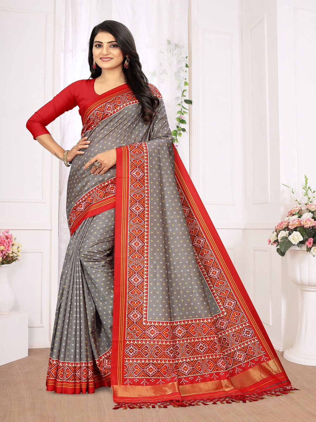 

ARYZE Ethnic Motifs Silk Blend Saree, Grey