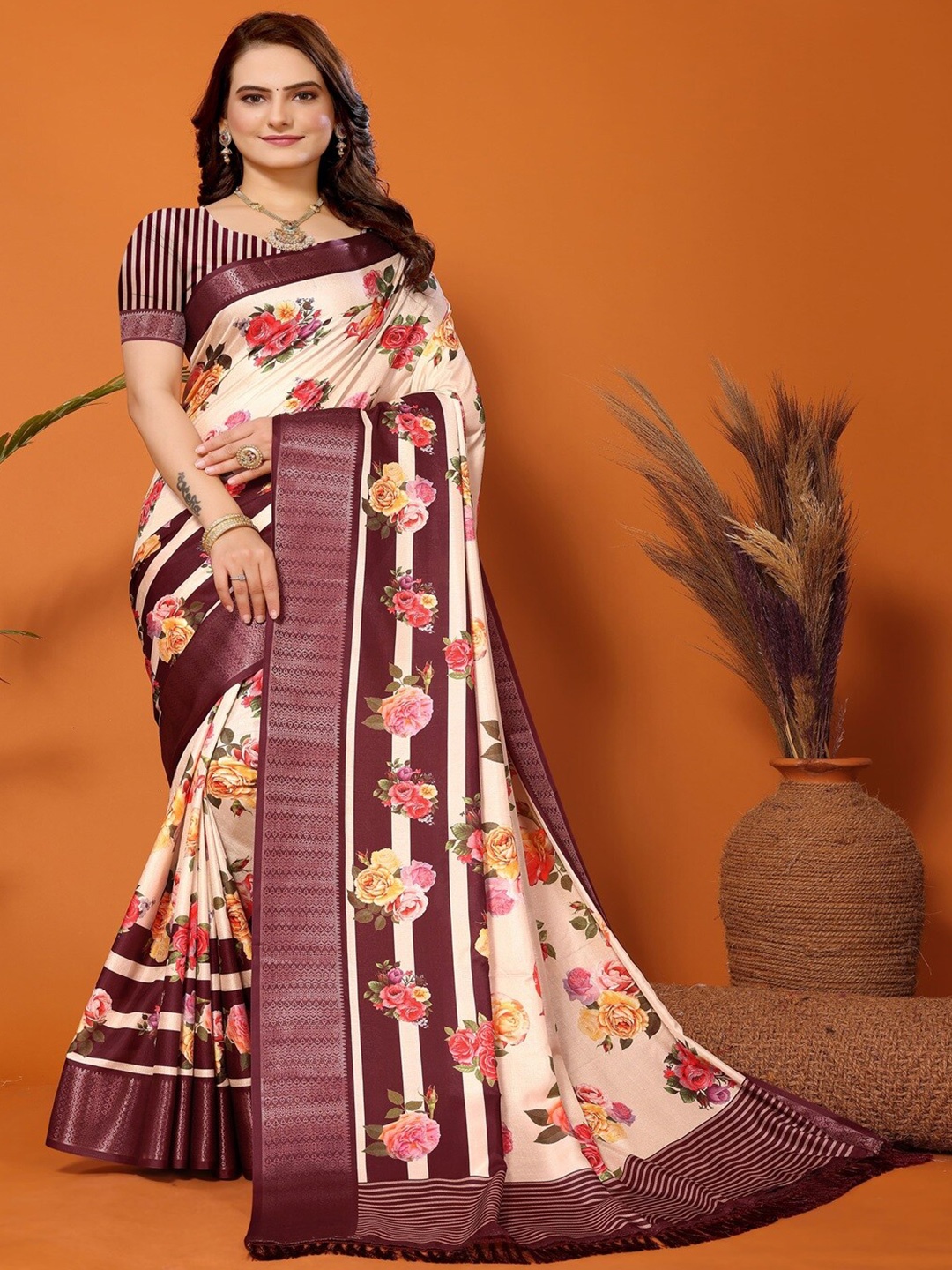 

ARYZE Floral Printed Zari Saree, Cream