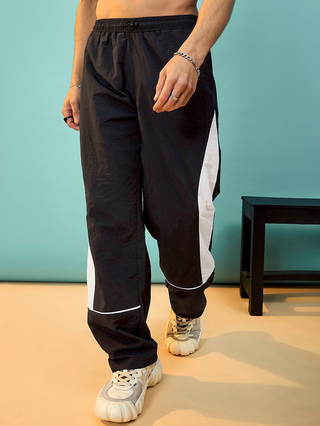 

MASCLN SASSAFRAS Men Black Parachute Loose Fit Mid-Rise Trouser
