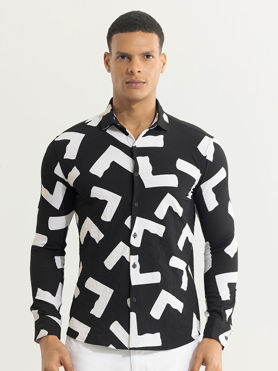 

Snitch White & Black & White Geometric Printed Classic Slim Fit Casual Shirt