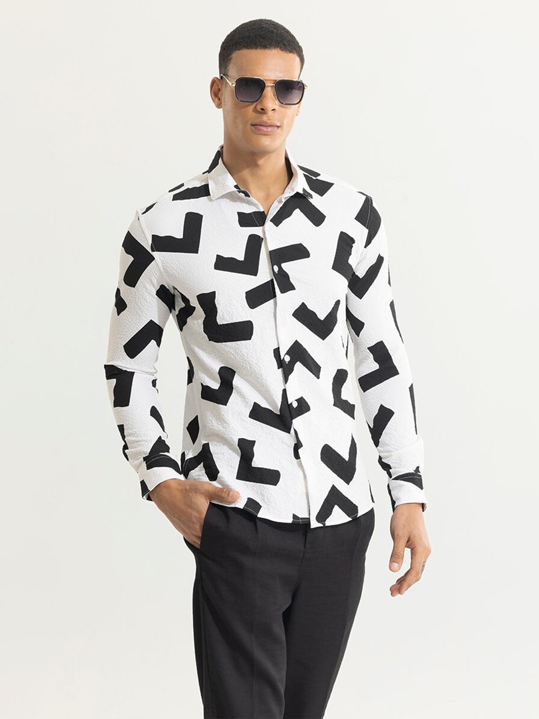 

Snitch White & Black & White Geometric Printed Classic Slim Fit Casual Shirt