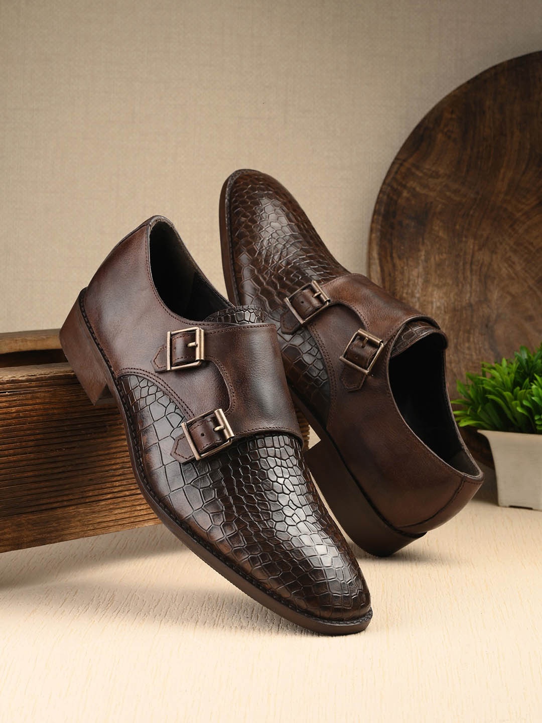 

CARLO ROMANO Men Textured Leather Formal Slip-Ons, Brown
