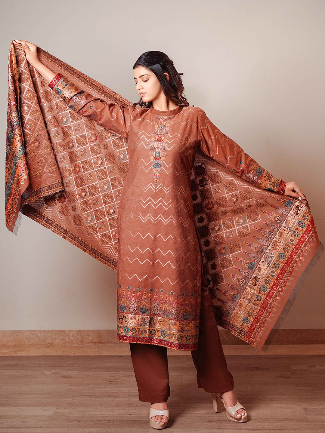 

KIDAR Women Floral Printed Regular Pure Cotton Kurta with Trousers & With Dupatta, Brown