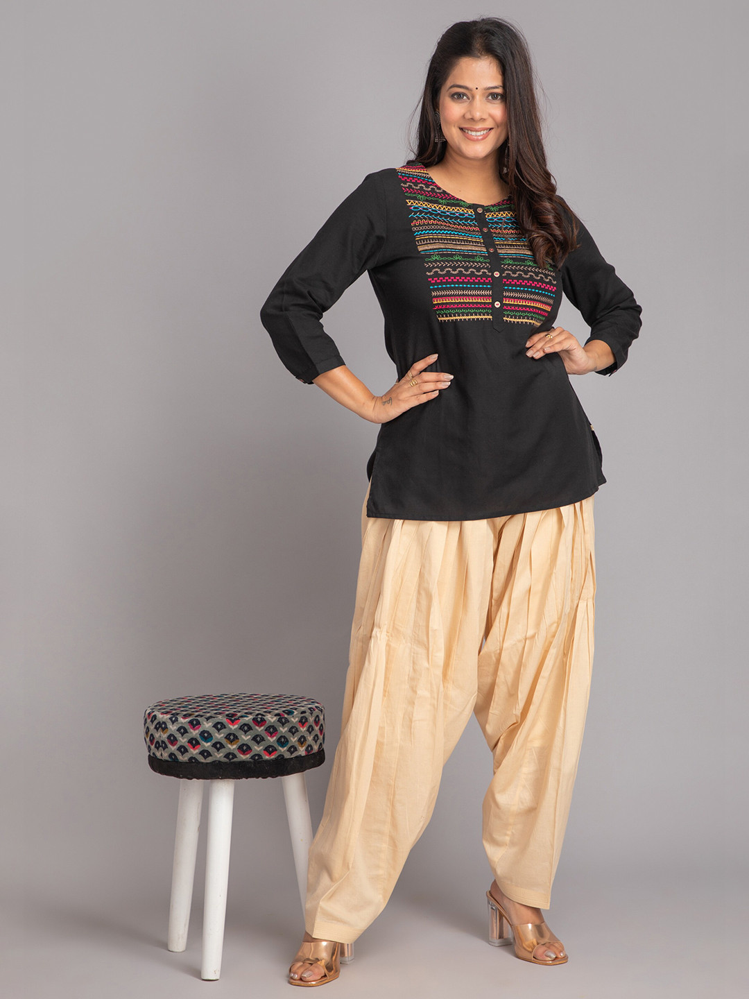 

SUTI Geometric Embroidered Round Neck Top, Black