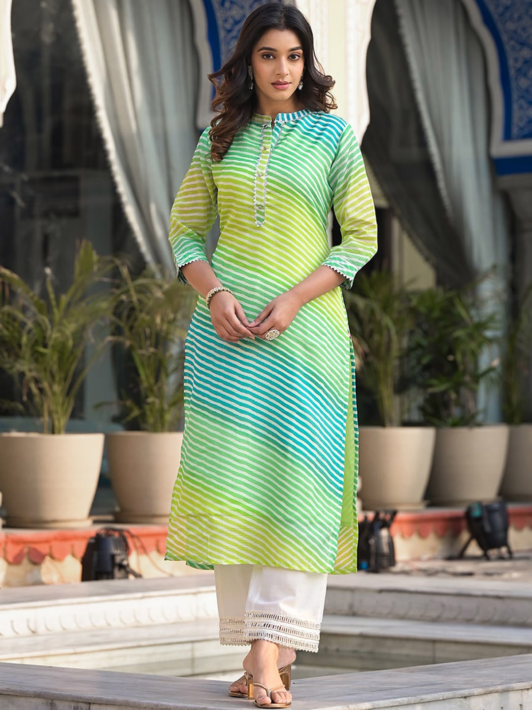 

Varanga Geometric Striped Cotton Mandarin Collar Kurta, Green