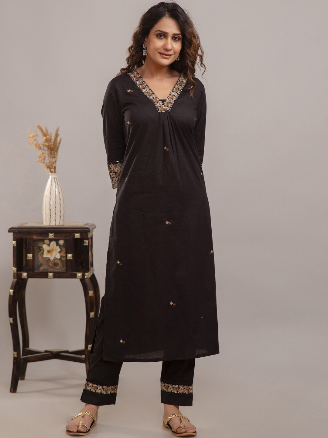 

Readiprint Women Ethnic Motifs Embroidered Regular Thread Work Pure Cotton Kurta with Trousers, Black