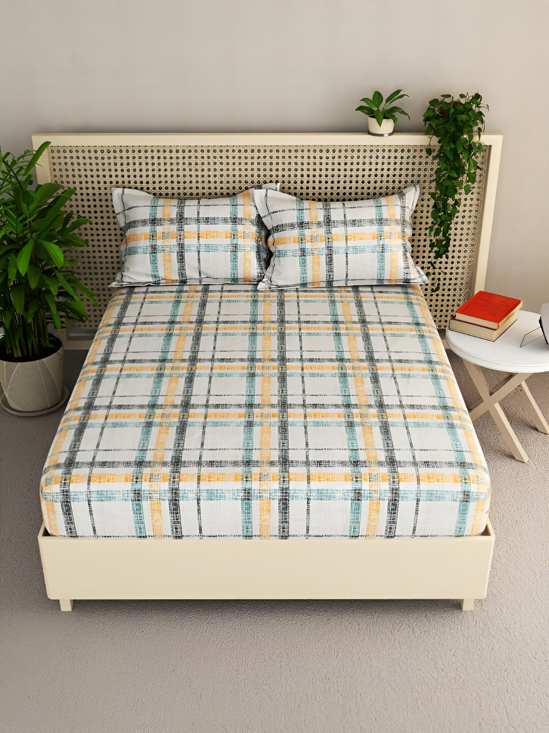 

BIANCA Gold-Toned & White Geometric Queen Bedsheet with 2 Pillow Covers