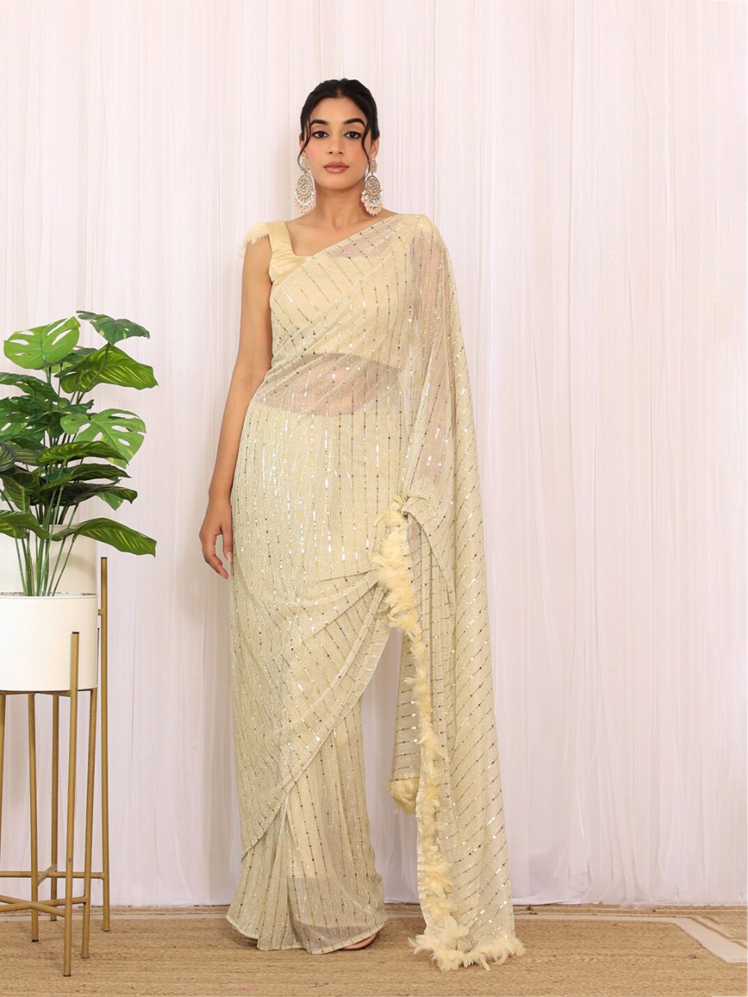 

LABEL KANUPRIYA Embellished Sequinned Lace Saree, Off white