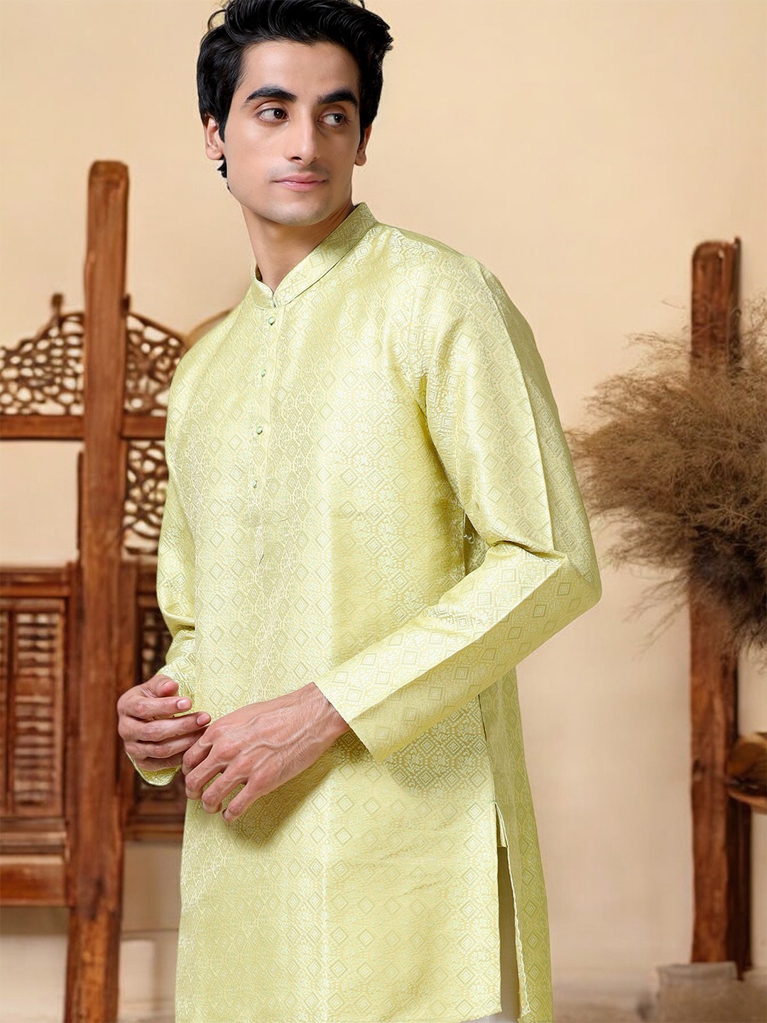 

TATTVA Ethnic Motifs Woven Design Mandarin Collar Zari Straight Short Kurta, Green