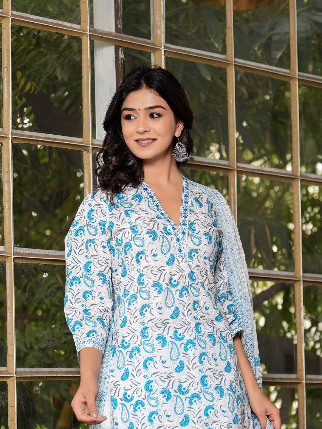

DORIYA Women Floral Printed Regular Sequinned Kurta with Trousers & With Dupatta, Blue