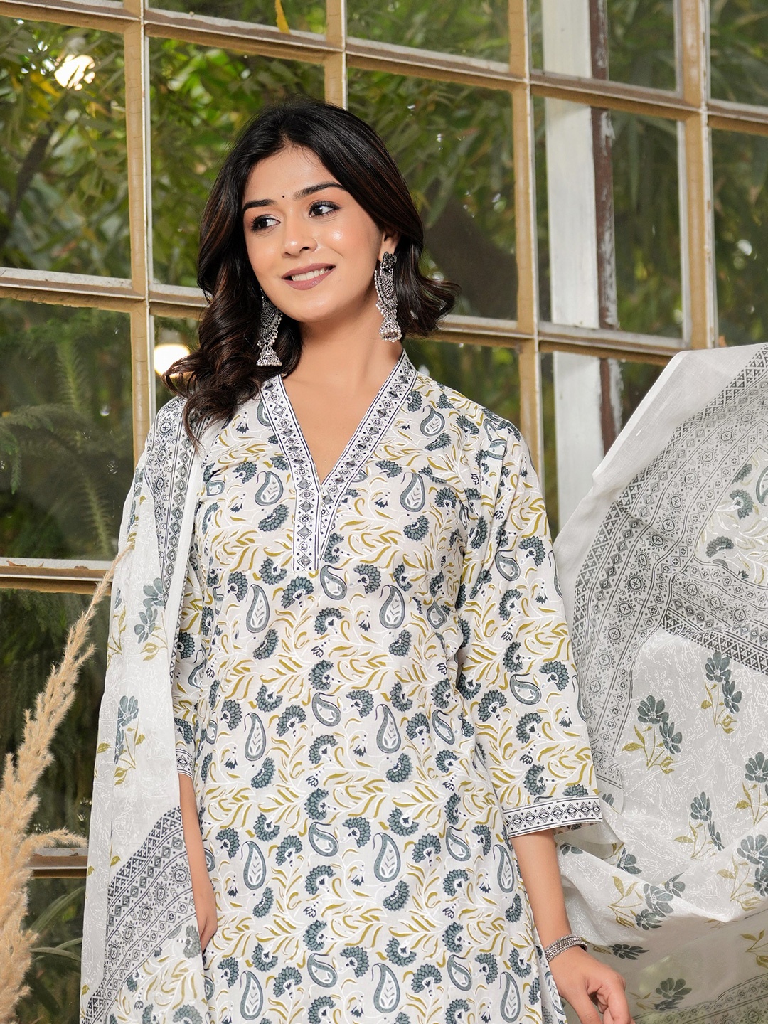 

DORIYA Women Paisley Printed Regular Kurta with Trousers & With Dupatta, Off white