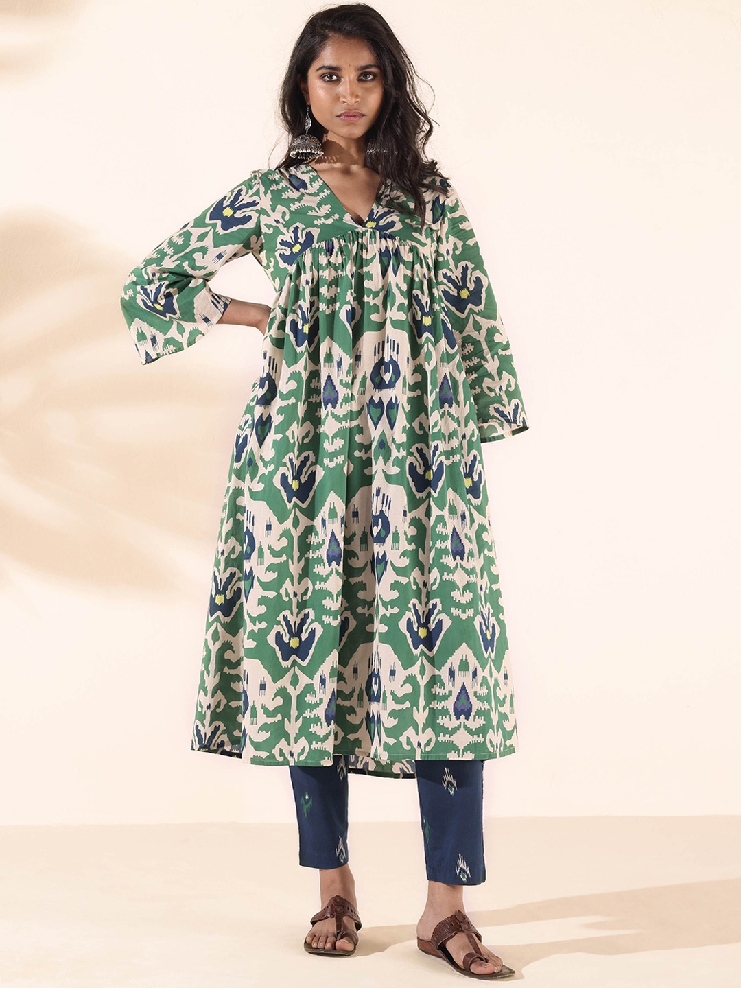 

trueBrowns Women Ethnic Motifs Printed Empire Pure Cotton Kurta with Trousers, Green