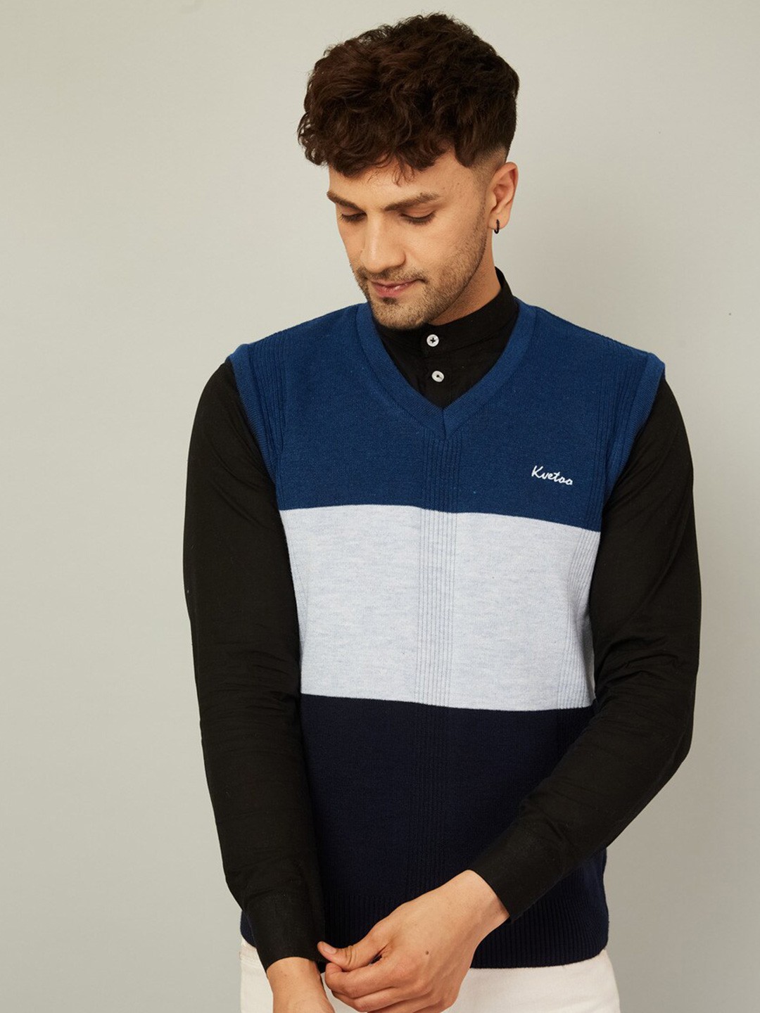 

KVETOO Men Colourblocked Sweater Vest, Blue