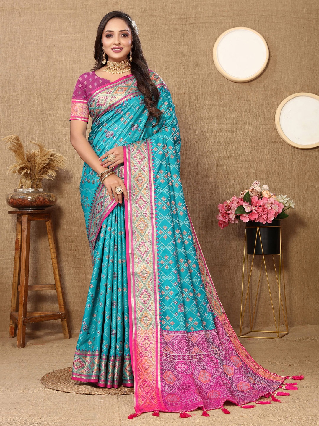 

V3 FASHION STUDIO Ethnic Motifs Printed Zari Pure Silk Patola Saree, Blue