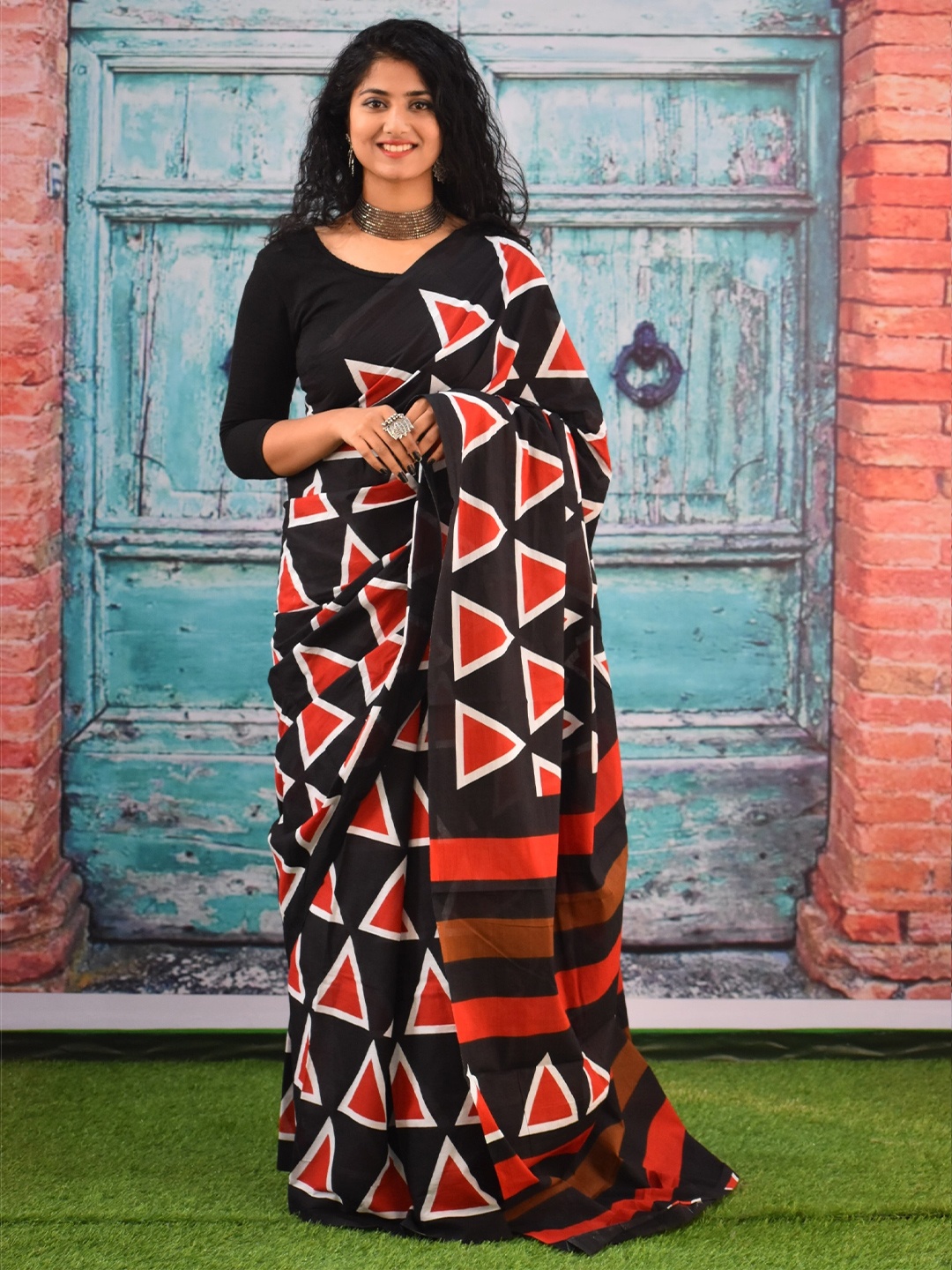 

TROPWEAR Geometric Printed Pure Cotton Block Print Saree, Black