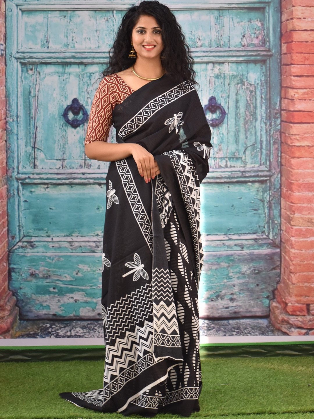 

TROPWEAR Pure Cotton Block Print Saree, Black