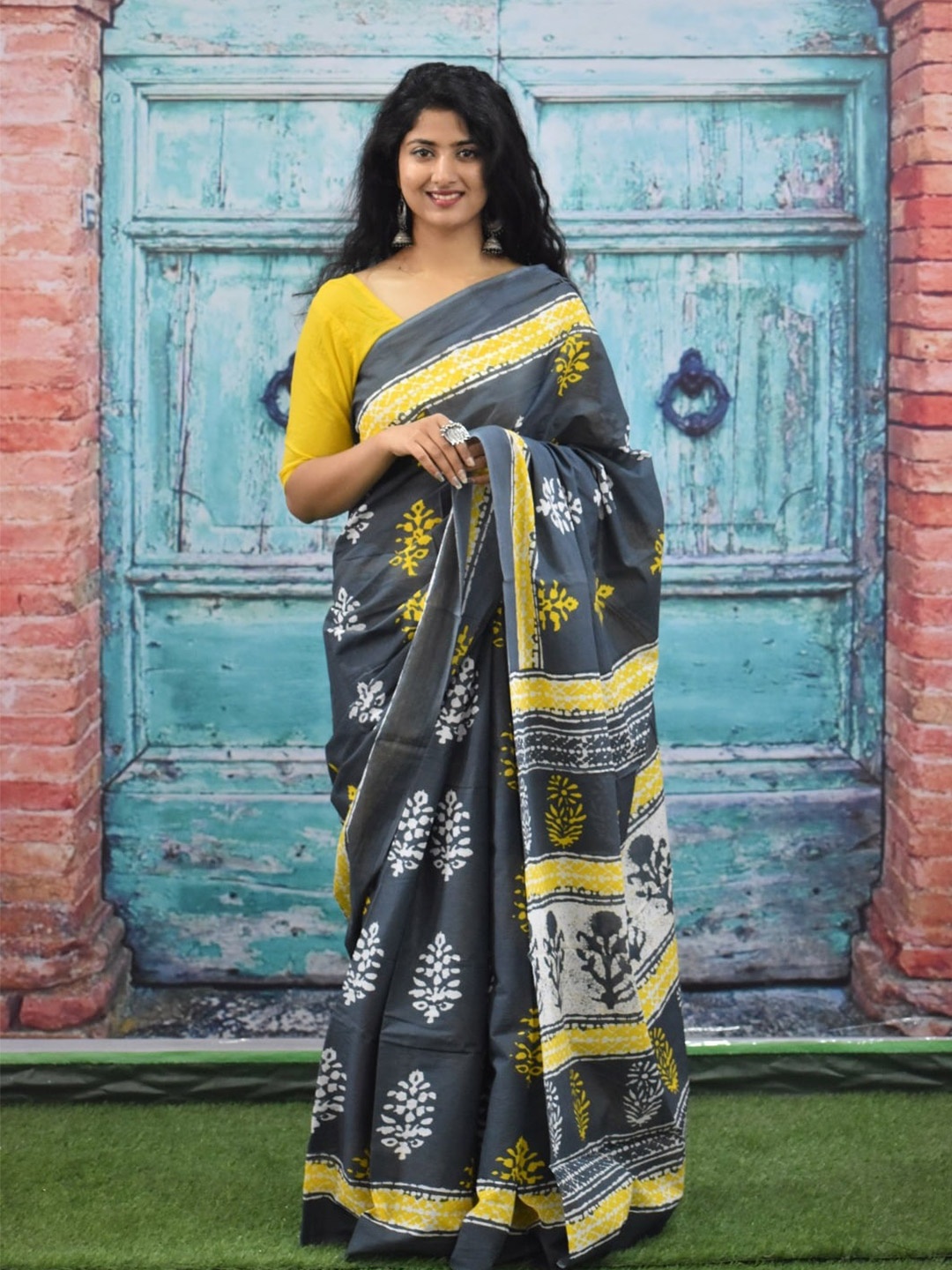 

TROPWEAR Floral Pure Cotton Block Print Saree, Grey