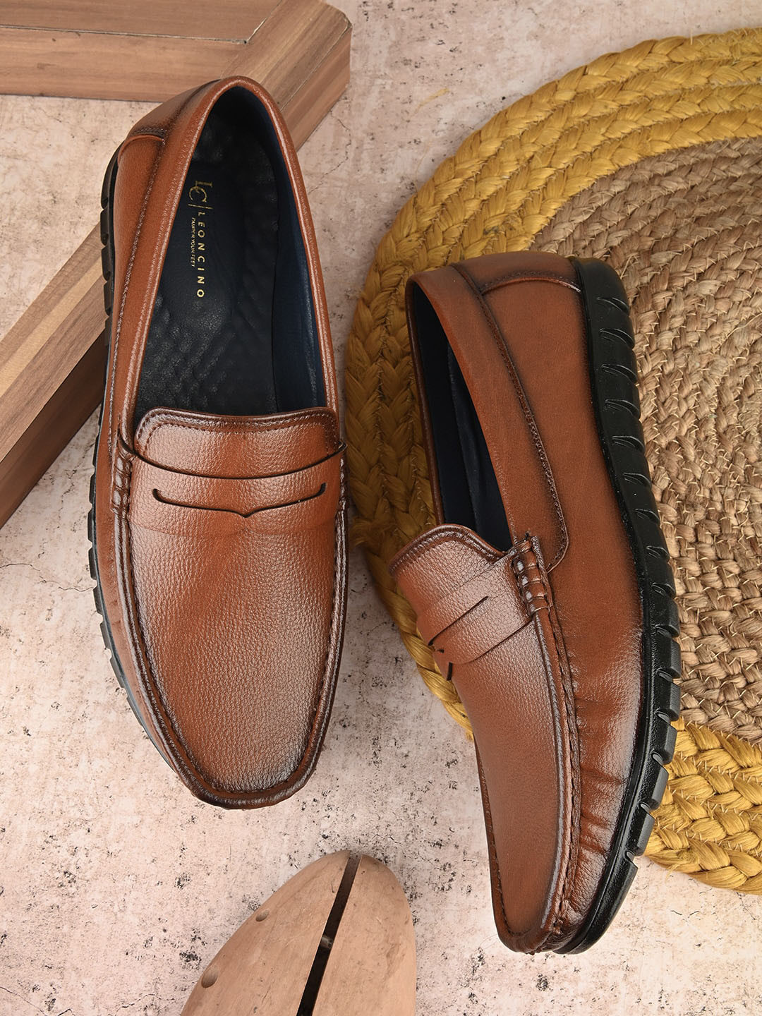

LEONCINO Men Textured Loafers, Tan