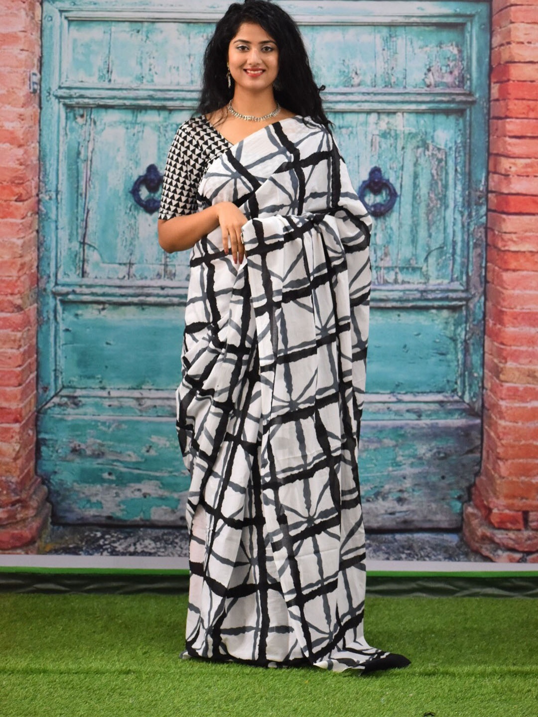 

TROPWEAR Pure Cotton Block Print Saree, White