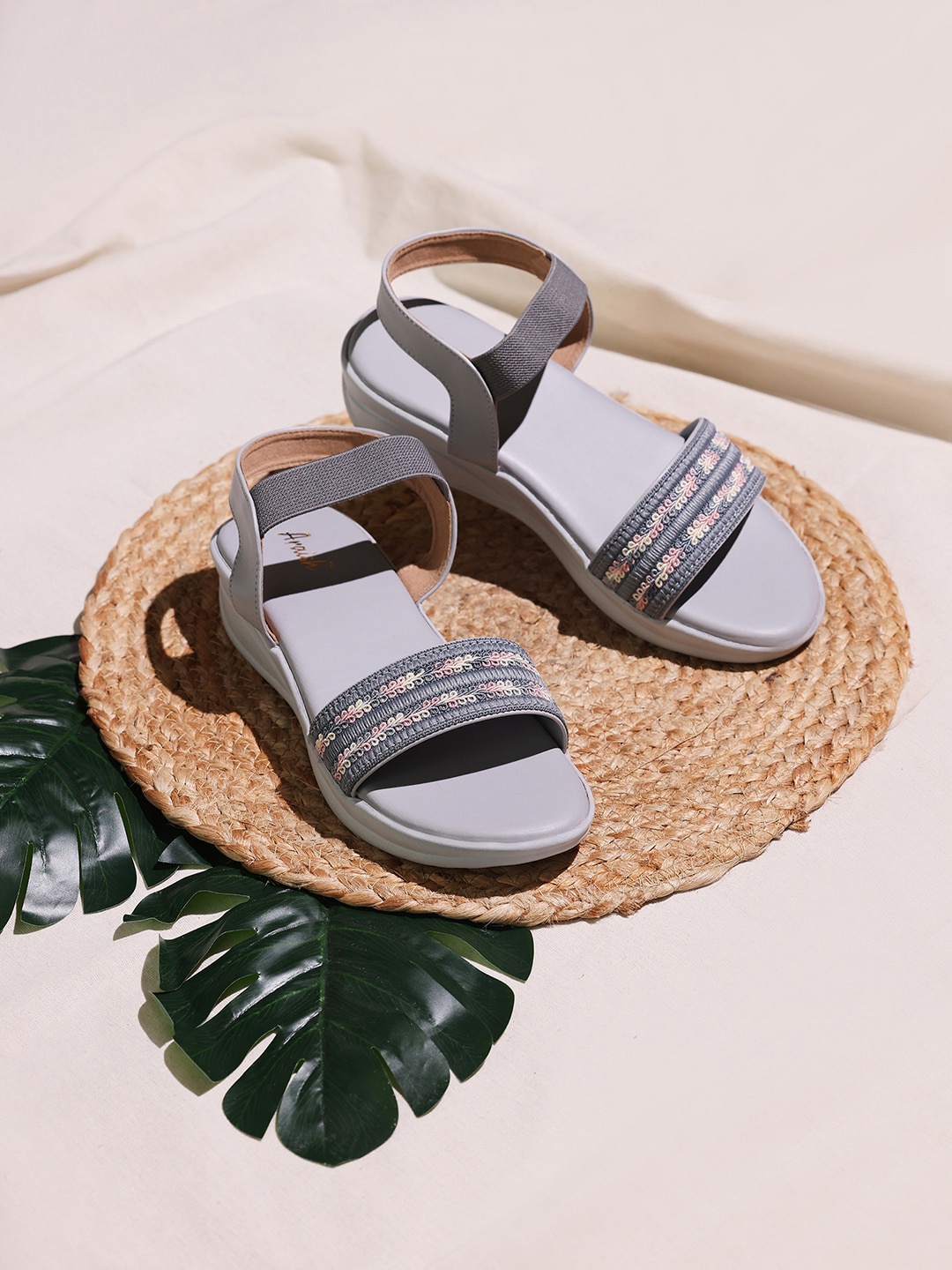 

ARAISH Women Open Toe Flats, Grey