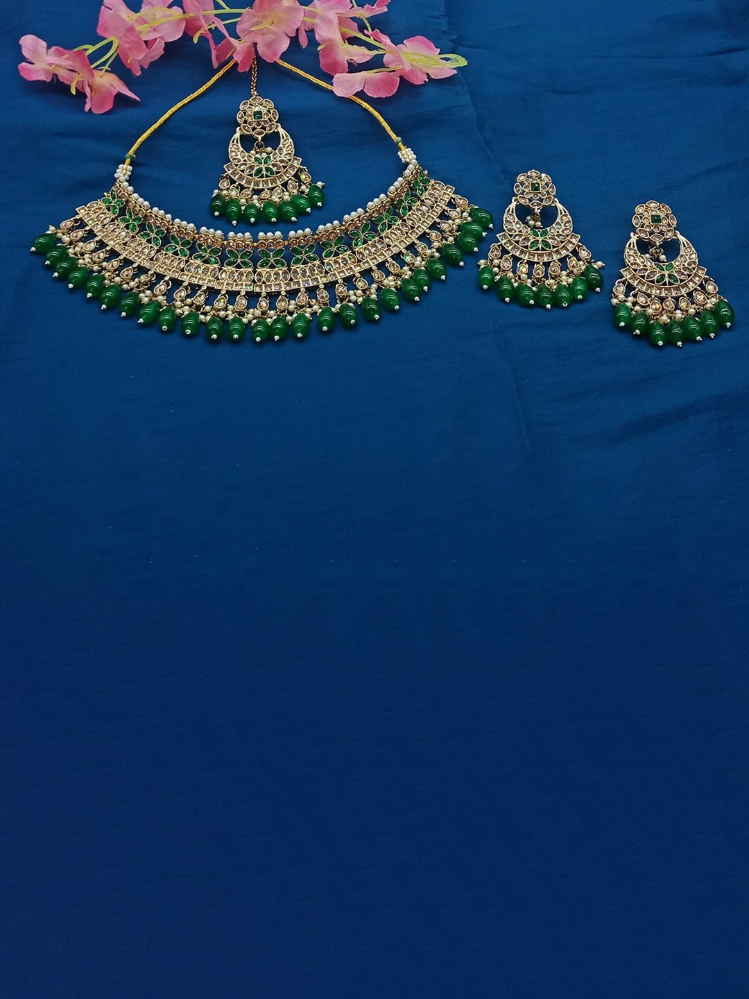 

AASHISH IMITATION Gold-Plated Kundan-Studded & Beaded Jewellery Set