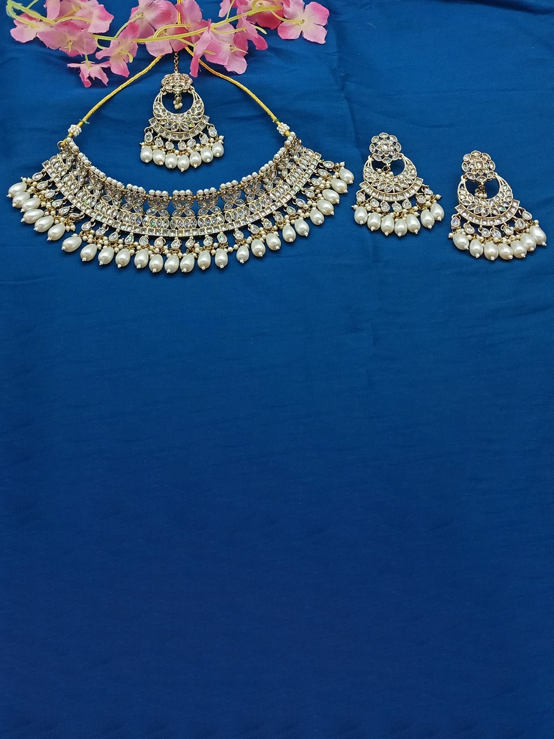 

AASHISH IMITATION Gold-Plated Kundan-Studded & Beaded Jewellery Set