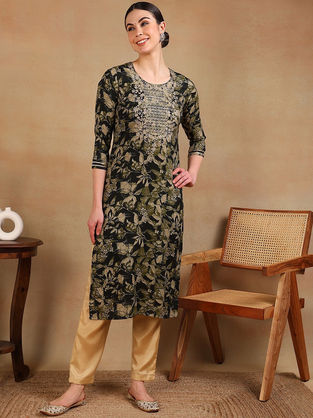 

AHIKA Women Ethnic Motifs Embroidered Keyhole Neck Flared Sleeves Kurta, Green