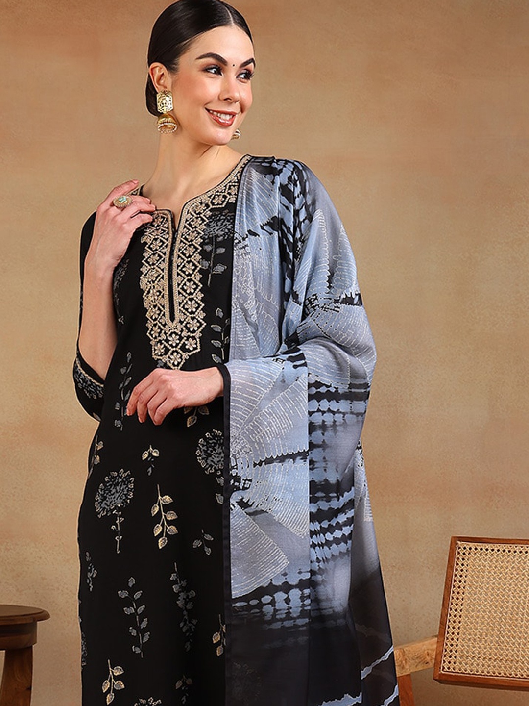 

AHIKA Women Floral Printed Regular Kurta with Trousers & With Dupatta, Black