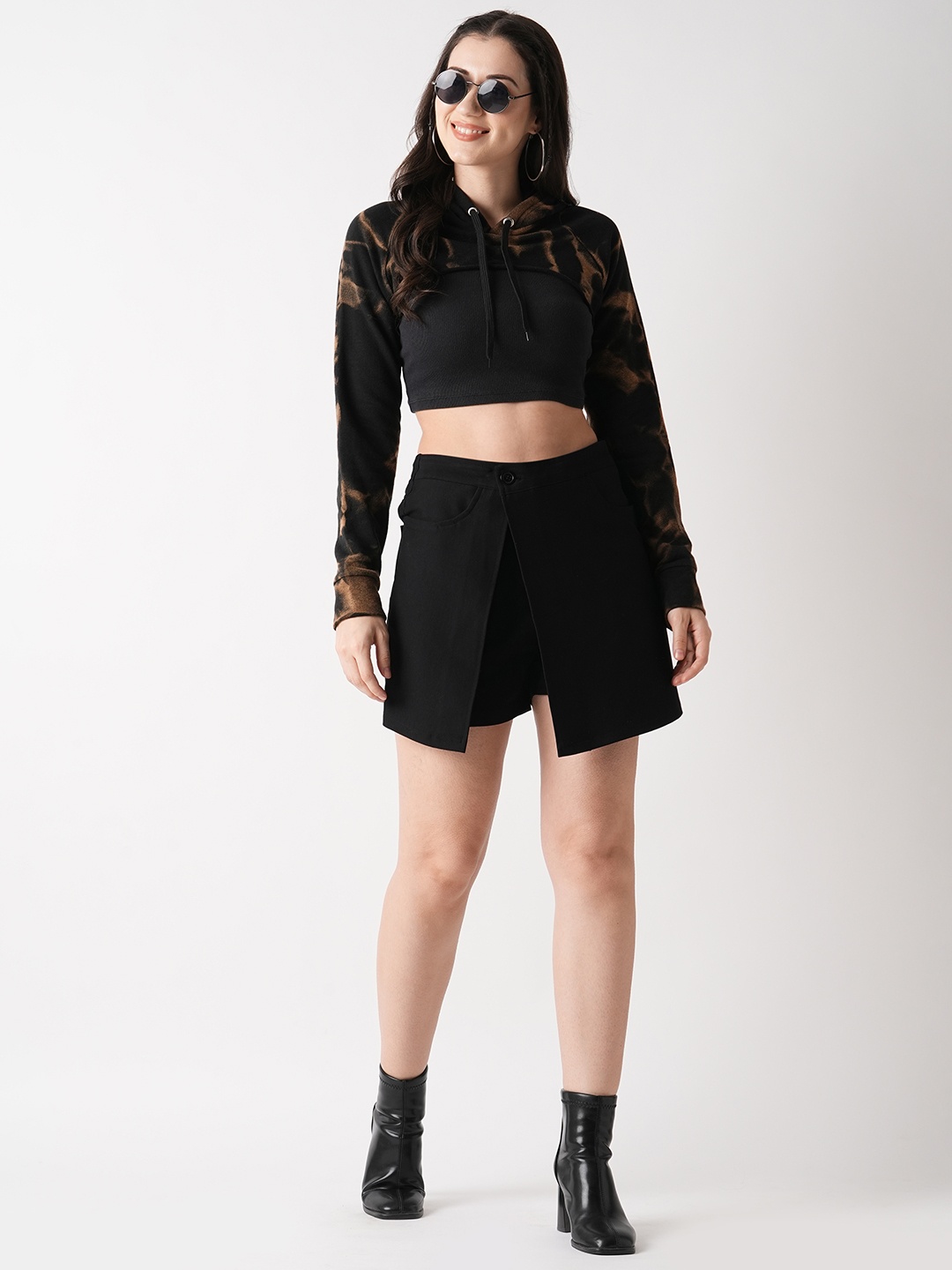 

Globus Black Regular Fit Mid-Rise Skorts