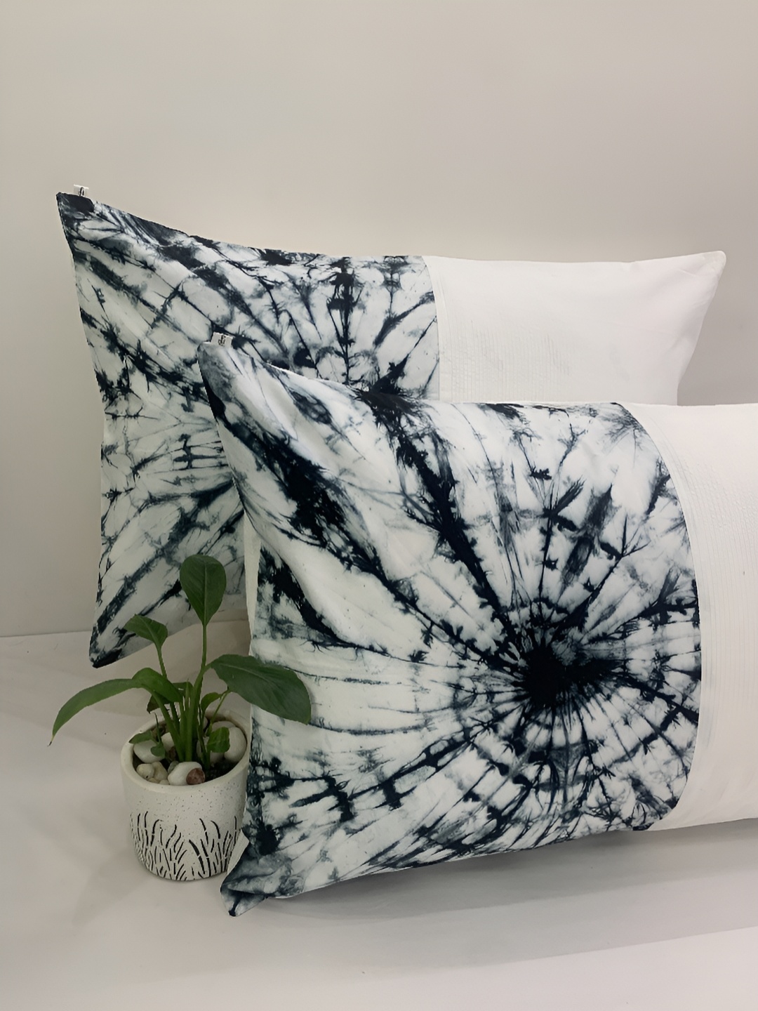 

SLEEPY THREADS Black & White 2 Pieces Abstract Pure Cotton Rectangle Pillow Covers