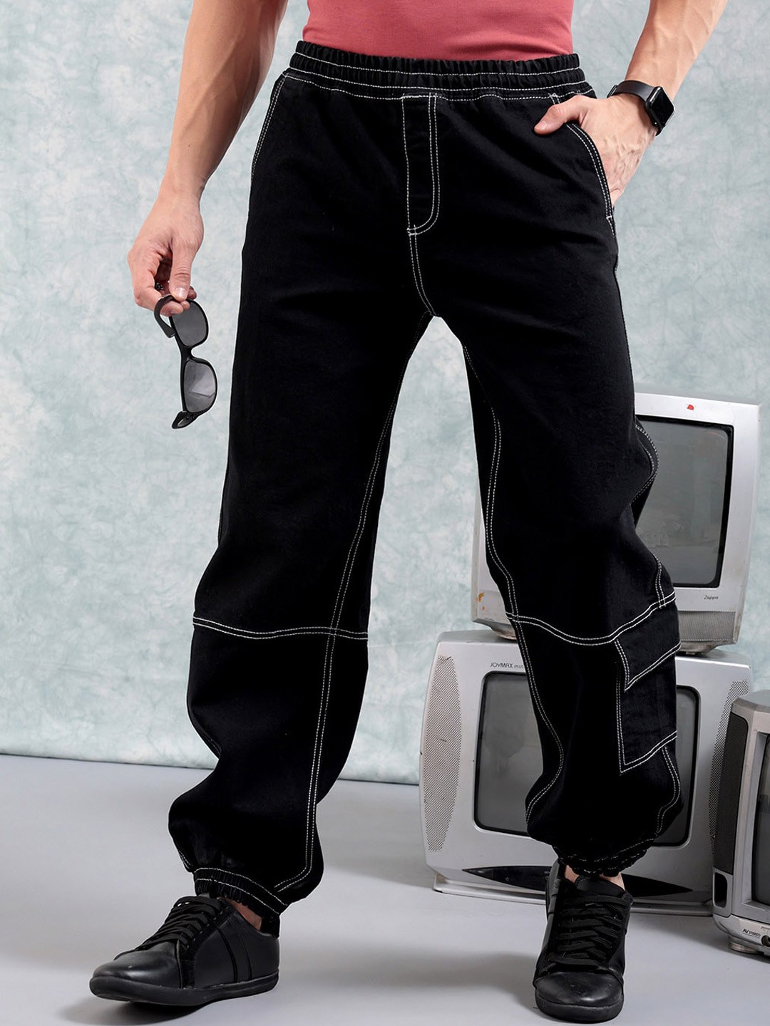 

The Indian Garage Co Men Loose Fit Low Distress Contrast Stitch Cargo Jogger Jeans, Black