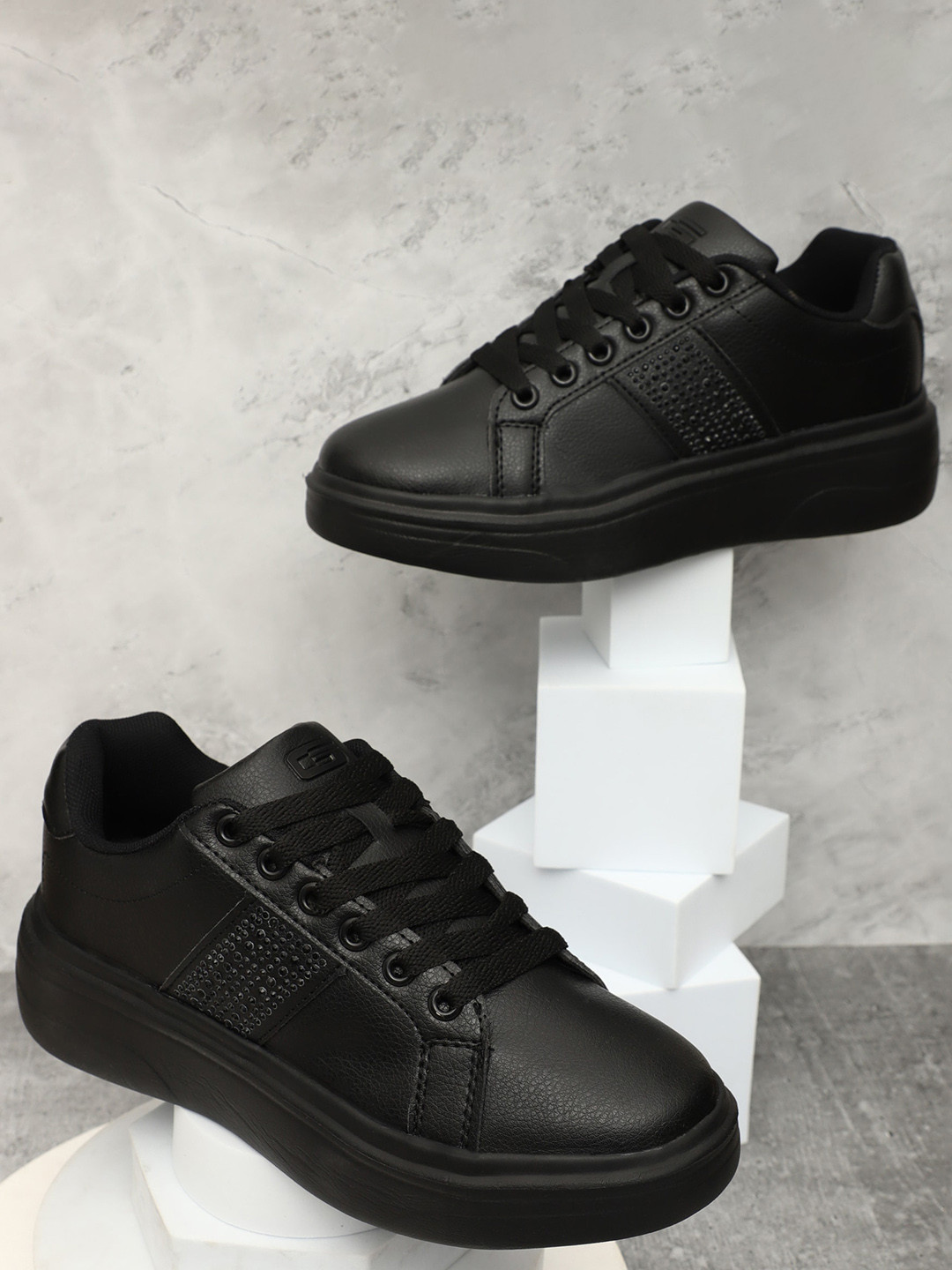 

Goldstar Women Sneakers, Black