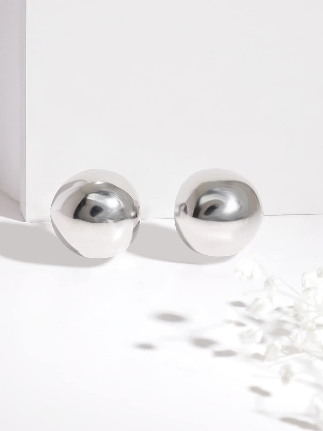 

Rubans Voguish Classic Studs Earrings, Silver