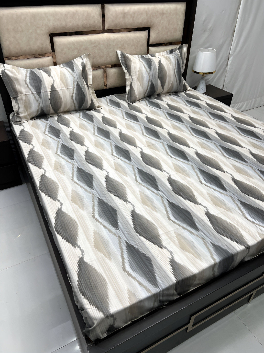 

Pure Decor Grey & White Geometric 330 TC King Bedsheet with 2 Pillow Covers