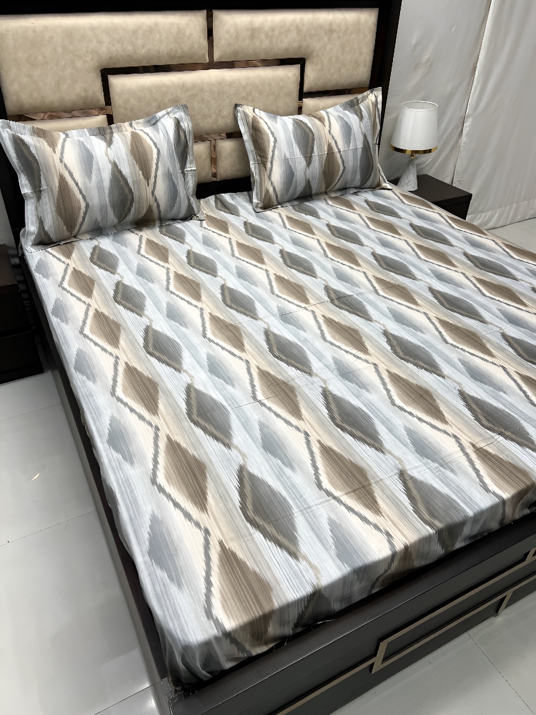 

Pure Decor Grey & Brown Geometric 330 TC King Bedsheet with 2 Pillow Covers