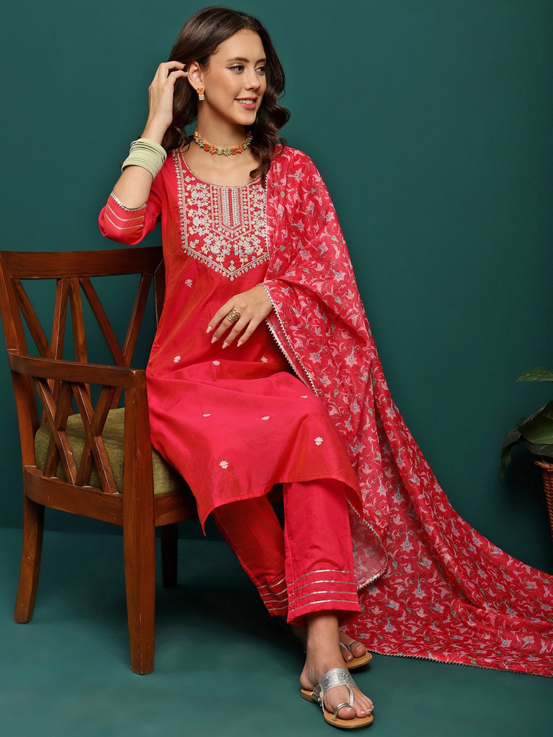 

Sangria Embroidered Straight Kurta With Trouser & Dupatta Set, Pink