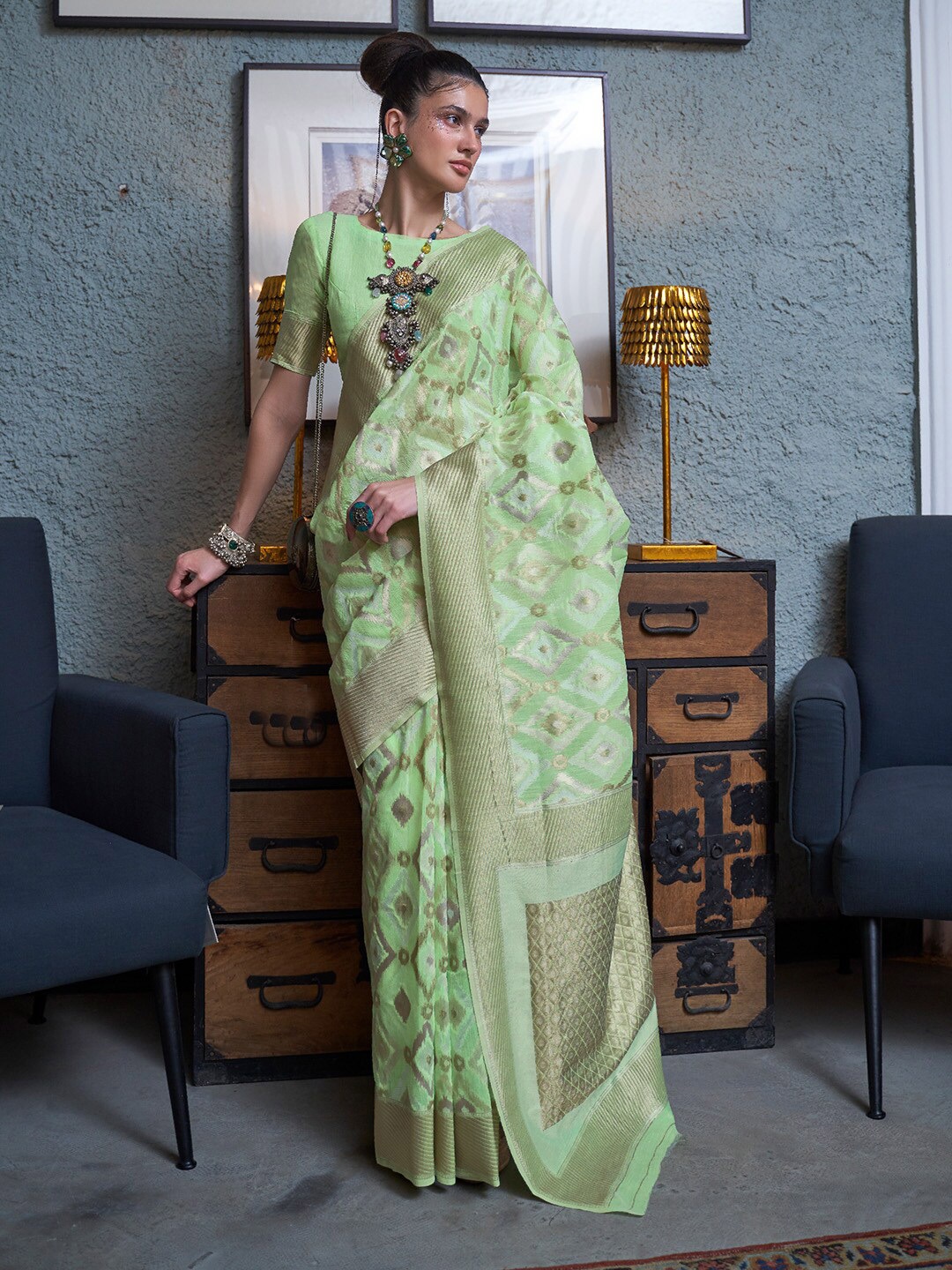

DEVATITHI Ethnic Motifs Zari Linen Blend Saree, Green