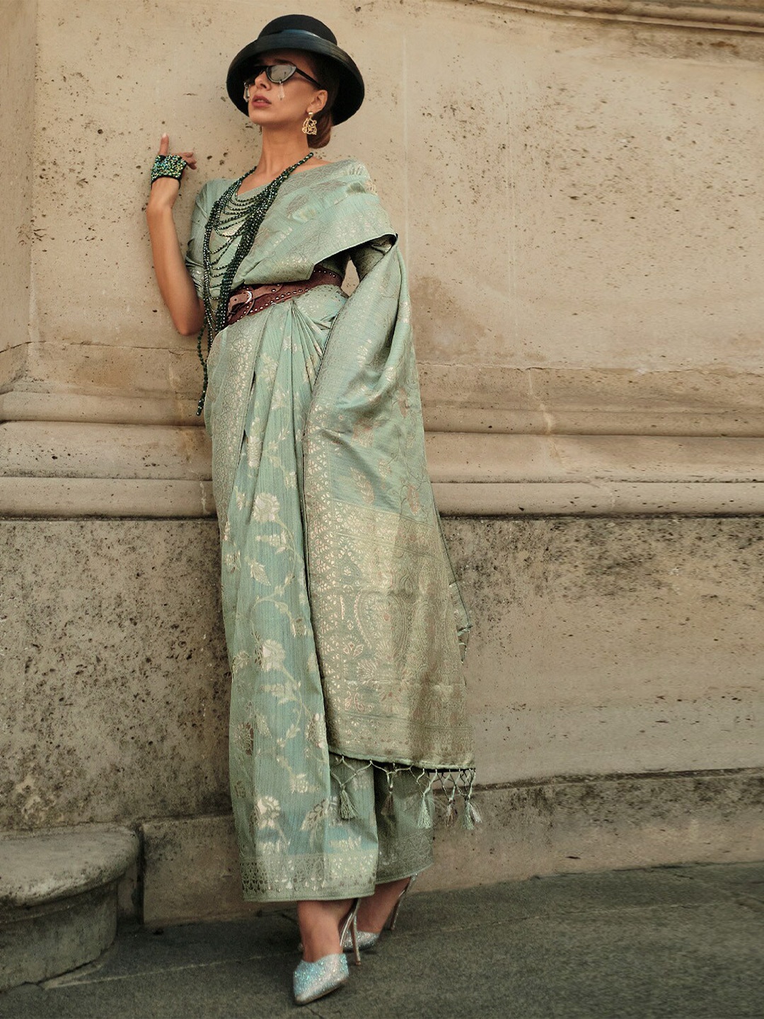 

DEVATITHI Woven Design Zari Silk Blend Banarasi Saree, Blue