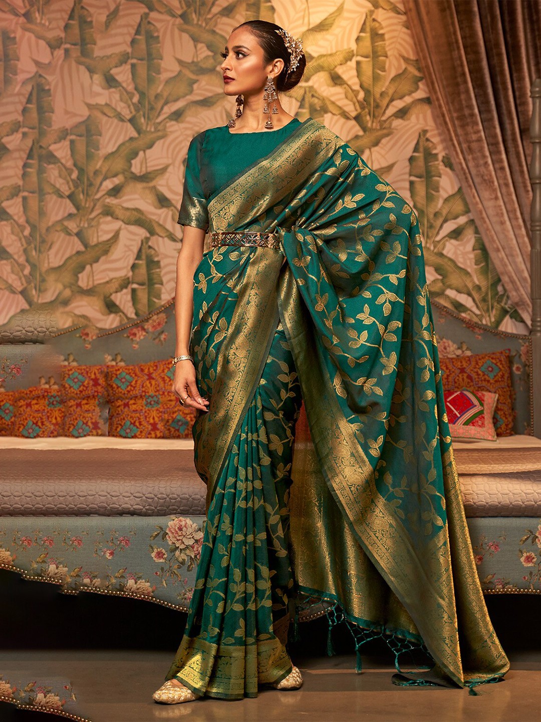 

DEVATITHI Woven Design Zari Silk Blend Kanjeevaram Saree, Green