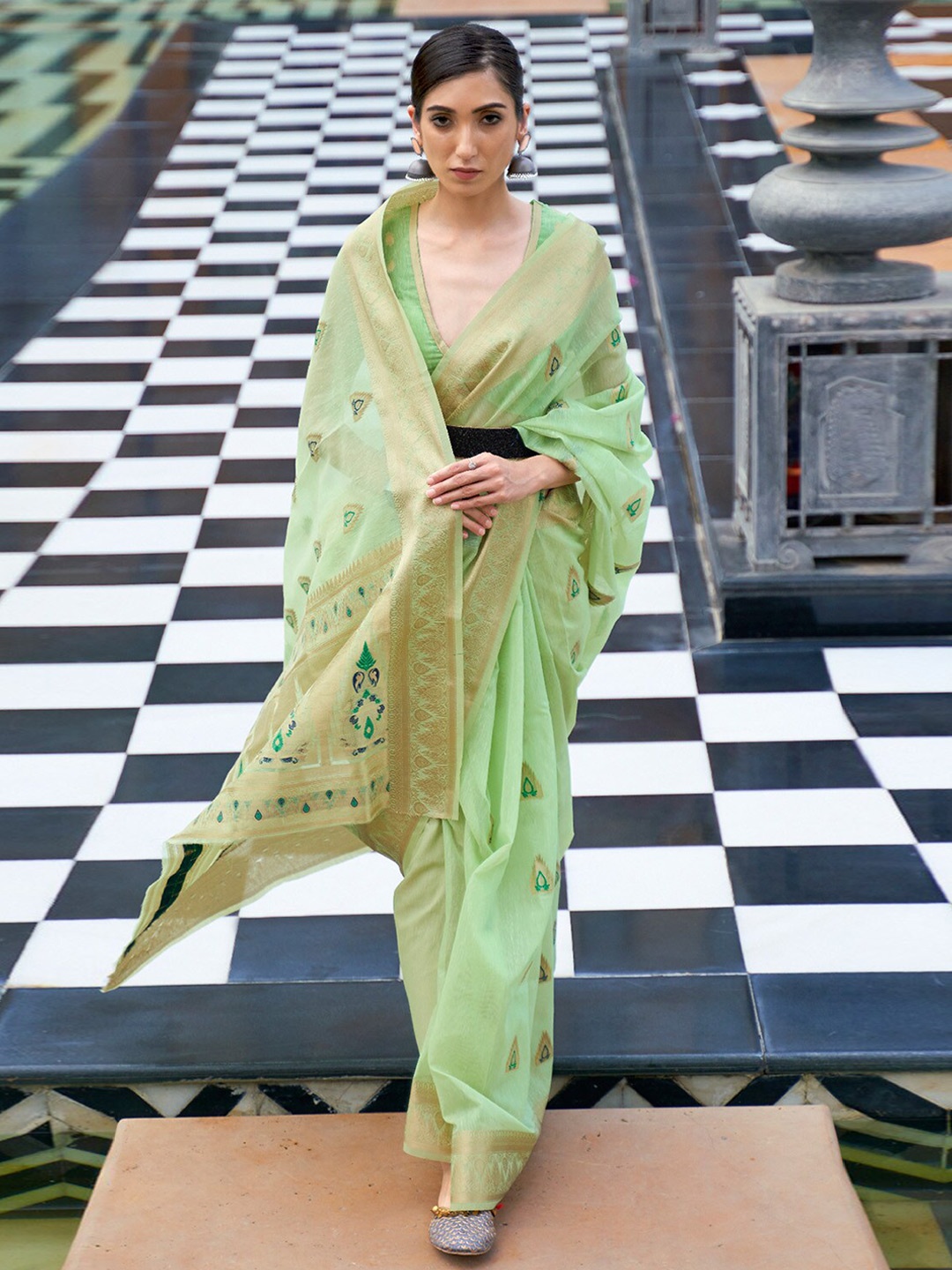 

DEVATITHI Woven Design Zari Linen Blend Belted Saree, Green