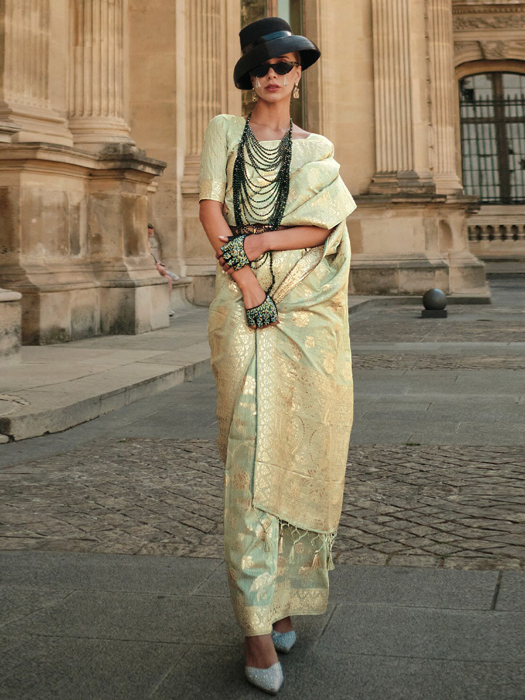 

DEVATITHI Woven Design Zari Silk Blend Saree, Green