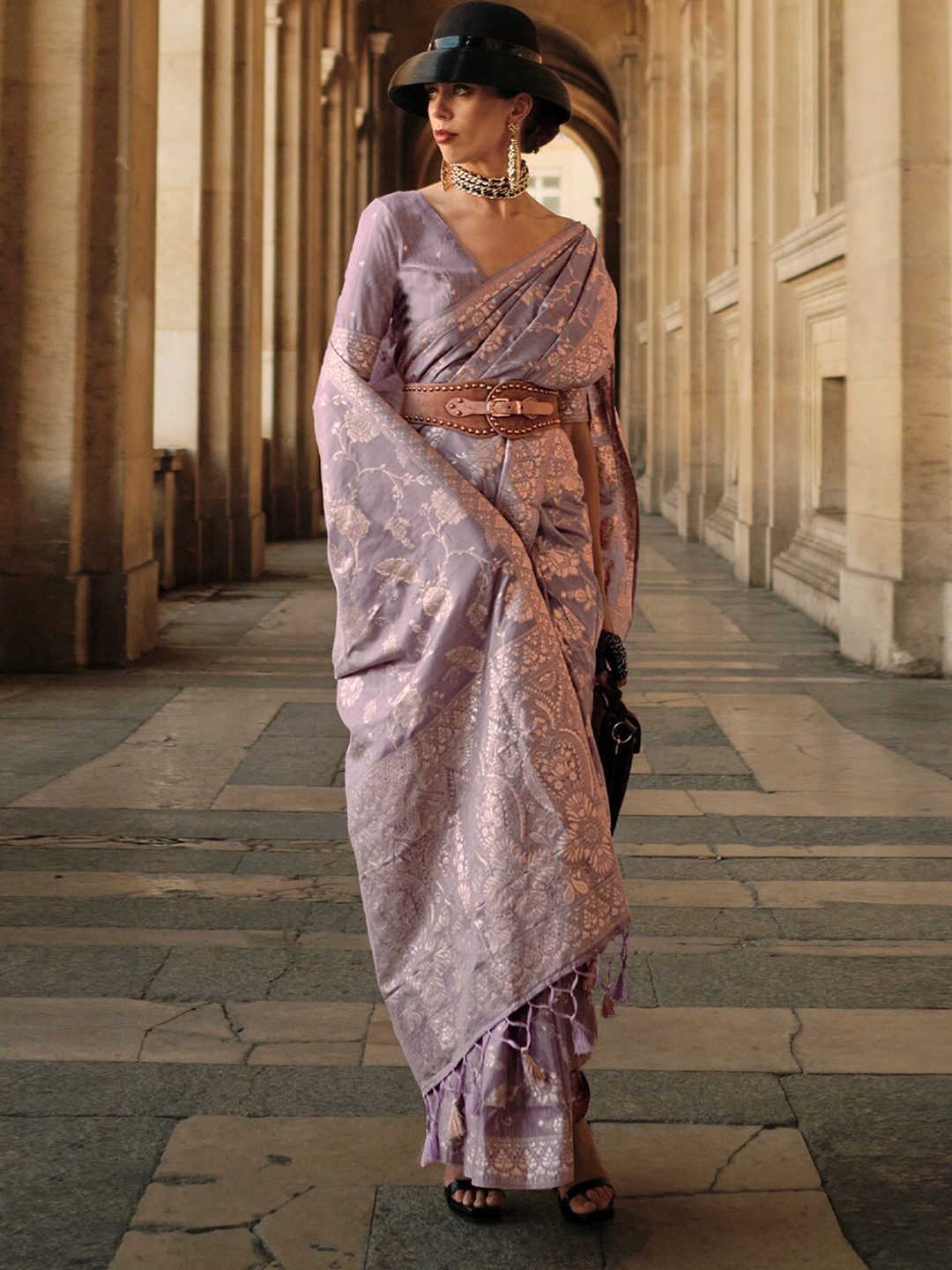 

DEVATITHI Woven Design Zari Silk Blend Belted Banarasi Saree, Lavender